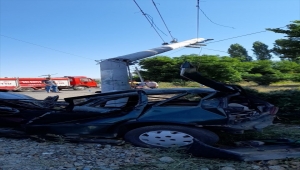 Isparta'da otomobil durağa çarptı: 2'si ağır 5 yaralı