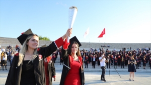 Isparta'da tek yumurta ikizi Betül ve Aytül tıp fakültesini birincilikle bitirdi