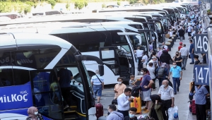 İstanbul'da havalimanları ve otogarlarda bayram hareketliliği yaşanıyor