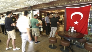 İstanbul'da vatandaşlar bayram öncesi tatlı alışverişi yaptı 
