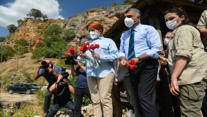 İYİ Parti Genel Başkanı Akşener, şehit öğretmen Necmettin Yılmaz anısına Munzur Çayı'na karanfil bıraktı