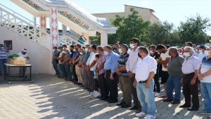 İzmir'de bıçaklanarak öldürülen 3 çocuk annesi kadının cenazesi toprağa verildi