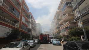 İzmir'de çıkan yangında iki binanın çatısı hasar gördü