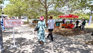 İzmir'de meydanlarda kurulan aşılama noktalarında vatandaşlar hem aşılarını oluyor hem bayramlaşıyor