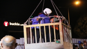 İzmir'de otomobil metro inşaatındaki 25 metrelik boşluğa düştü: 2 ağır yaralı