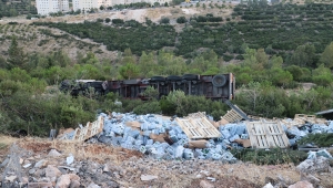 İzmir'de şarampole yuvarlanan tırın sürücüsü yaralandı
