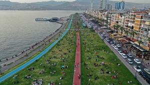 İzmir'de vatandaşlar akşam üstü Kordonboyu'na akın etti