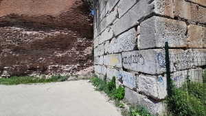 İznik'in tarihi surlarındaki yazılar "kumlama" yöntemiyle siliniyor