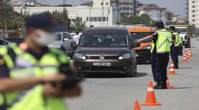 Jandarma İstanbul'da kurban satış ve kesim alanlarını denetledi