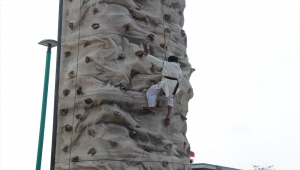 Kanada'da çocuğunu alan bayram karnavalına koştu