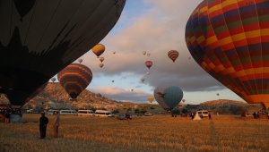 Kapadokya'da balonlar 15 Temmuz nedeniyle Türk bayrağı ve pankartlarla havalandı