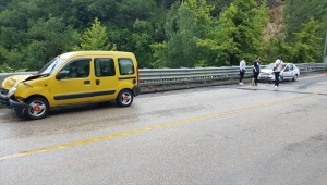 Karabük'te iki otomobil çarpıştı: 5 yaralı