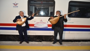 Karslı aşıklar Doğu Ekspresi'ni sazlı sözlü karşıladı