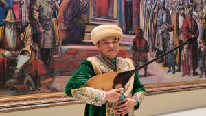 Kazakistan'da geleneksel çalgı dombra ile toplumun milli birlik duygusu güçlendiriliyor