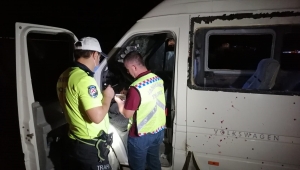 Konya'da mevsimlik işçileri taşıyan minibüs şarampole devrildi: 1 ölü, 14 yaralı