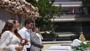 Kovid-19 tedavisi gören belediye başkanı evinin balkonundan nikah kıydı
