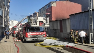 Küçükçekmece'de bir hurdalıkta çıkan yangın söndürüldü