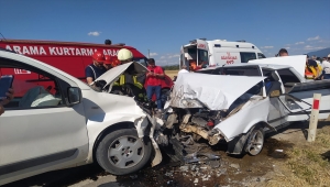 Kütahya'da hafif ticari araç ile otomobil çarpıştı: 1 ölü, 6 yaralı