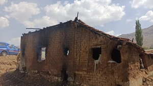 Malatya'da depo olarak kullanılan ahırda çıkan yangında 2 ton tütün yandı