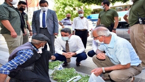 Malatya Valisi Baruş ürünlerini satın aldığı yaşlının ikinci doz aşısını olmasını sağladı