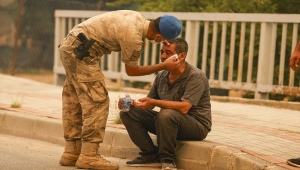 Manavgat'ta çıkan orman yangını havadan ve karadan müdahaleyle kontrol altına alınmaya çalışılıyor