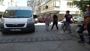 Manisa'da kendi vücudunu yaralayan kocasının elindeki bıçağını almaya çalışan eşi de yaralandı