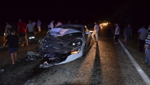 Manisa'da otomobil traktöre çarptı: 3 yaralı