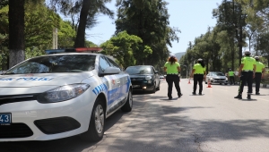 Manisa'da trafik polisleri kadın sürücülere ve motosikletlilere yönelik farkındalık etkinliği düzenledi