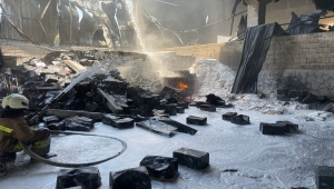 Mardin'de fiber polyester imalathanesinin deposunda çıkan yangın söndürüldü