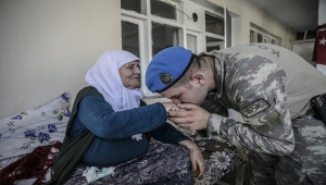 Mehmetçik'ten Meryem nineye bayram ziyareti 