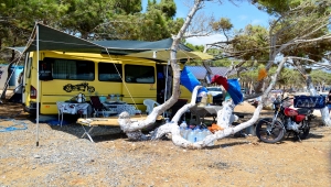 Mersin'de çadır ve karavan tutkunları bayram tatilini kampta geçiriyor
