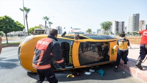 Mersin'de devrilen taksinin şoförü yaralandı