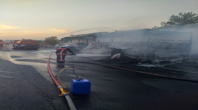 Mersin'de seyir halindeki yolcu otobüsü yandı