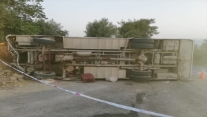 Mersin'de tarım işçilerini taşıyan midibüs freni patladıktan sonra devrildi: 1 ölü, 16 yaralı