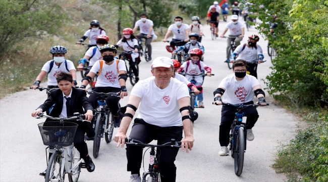 Milli Eğitim Bakanı Selçuk, "Telafide Ben de Varım" kapsamında Eymir'de öğrencilerle bisiklet sürdü: