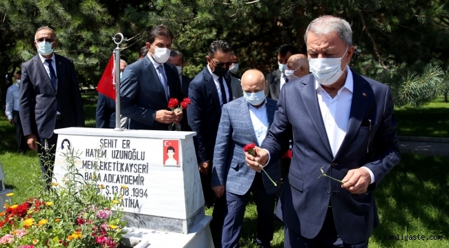 Milli Savunma Bakanı Hulusi Akar, Kayseri'de şehitlikleri ziyaret etti