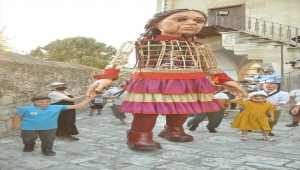 Mülteci çocukların simgesi kukla "Küçük Amal"ın İngiltere'ye yolculuğundaki durağı Tarsus oldu