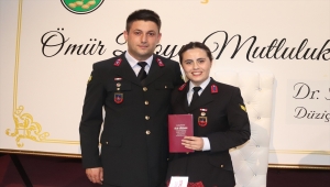 Osmaniye'de astsubay çift askeri üniformayla nikah masasına oturdu