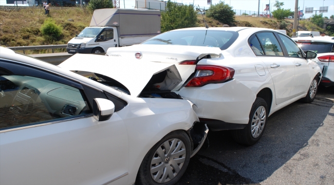 Pendik'te zincirleme trafik kazasında 2 kişi yaralandı 