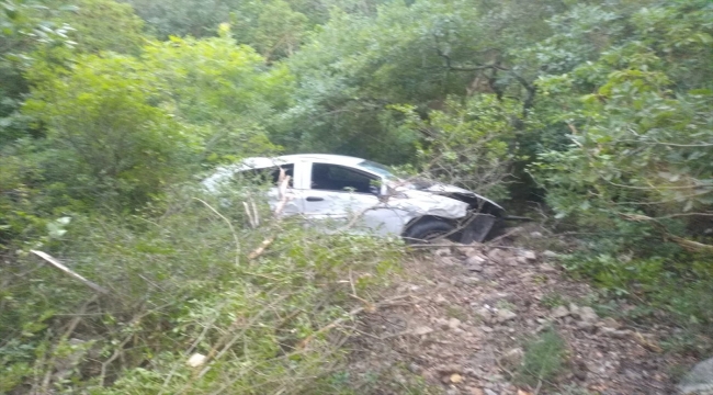 Sakarya'da otomobilin şarampole devrilmesi sonucu biri çocuk 3 kişi yaralandı