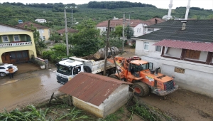 Sakarya'da sağanaktan etkilenen bölgelerde temizlik çalışması sürüyor