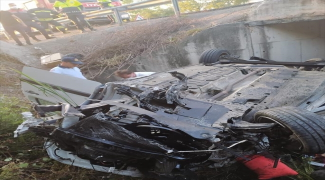 Samsun'da hafif ticari araç menfeze çarpıp devrildi: 3 ölü, 2 yaralı