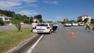 Samsun'da refüjdeki aydınlatma direğine çarpan otomobildeki çift yaralandı