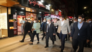 Sanayi ve Teknoloji Bakanı Mustafa Varank Sivas'ta vatandaşlara dondurma ikramında bulundu