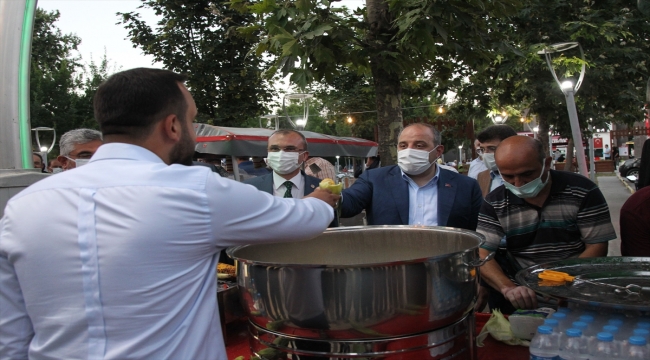 Sanayi ve Teknoloji Bakanı Varank, Samsun'da vatandaşlara süt mısır ikramında bulundu 