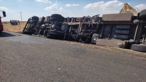 Şanlıurfa'da devrilen saman yüklü tır, alev aldı