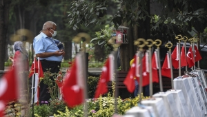 Şehit aileleri Edirnekapı Şehitliği'nde şehitlerin kabirlerini ziyaret etti