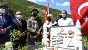 Şehit öğretmen Necmettin Yılmaz kabri başında anıldı