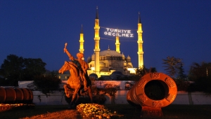 Selimiye Camisi'ne "Türkiye Geçilmez" yazılı mahya asıldı