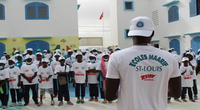 Senegal Saint-Louis Maarif Okulundan yürüyüş etkinliği